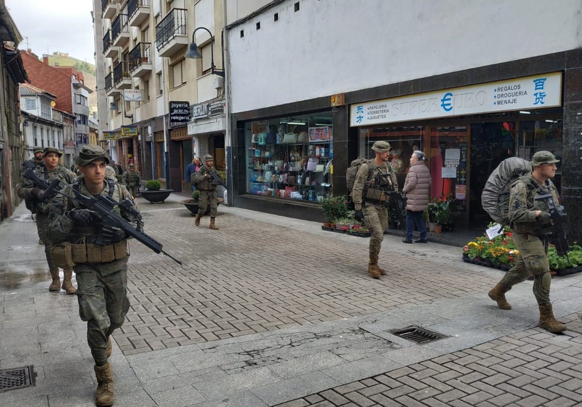 Soldados de la tercera compañía del Batallón San Quintín del Regimiento Príncipe del Ejercito de Tierra realizan maniobras en Cangas del Narcea.