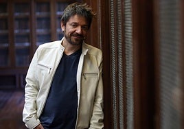 Oriol Paulo estuvo ayer en Oviedo en un coloquio sobre la serie recién estrenada.