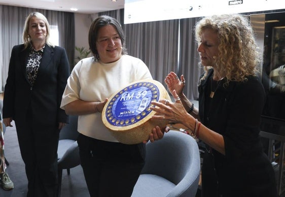 Natasha Soares (gestora de Qualidade e Segurança Alimentar. União de Cooperativas Agrícolas de Lacticínios de São Jorge, UCRL, Portugal); Martina Pernar, directora de Marketing Paska Sirana y presidenta de la Asociación Paski Sir Producers (Croacia); Carmela Cano, Queso Galmesán (Teiraboa, Arzúa, A Coruña) * y Michelle Buster, Fundadora de Forever Cheese y mayor importadora de quesos de EE.UU.