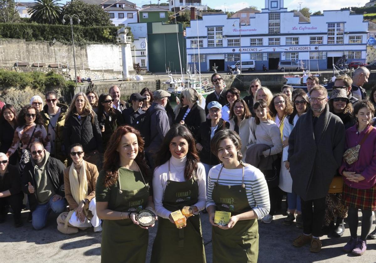 Ana Labad (Anchoas Hazas), Ángela Donato (Conservas El Viejo Pescador) y María Busta (Conservas Casa Eutimio), con los invitados de FéminAs en Puerto de Vega.