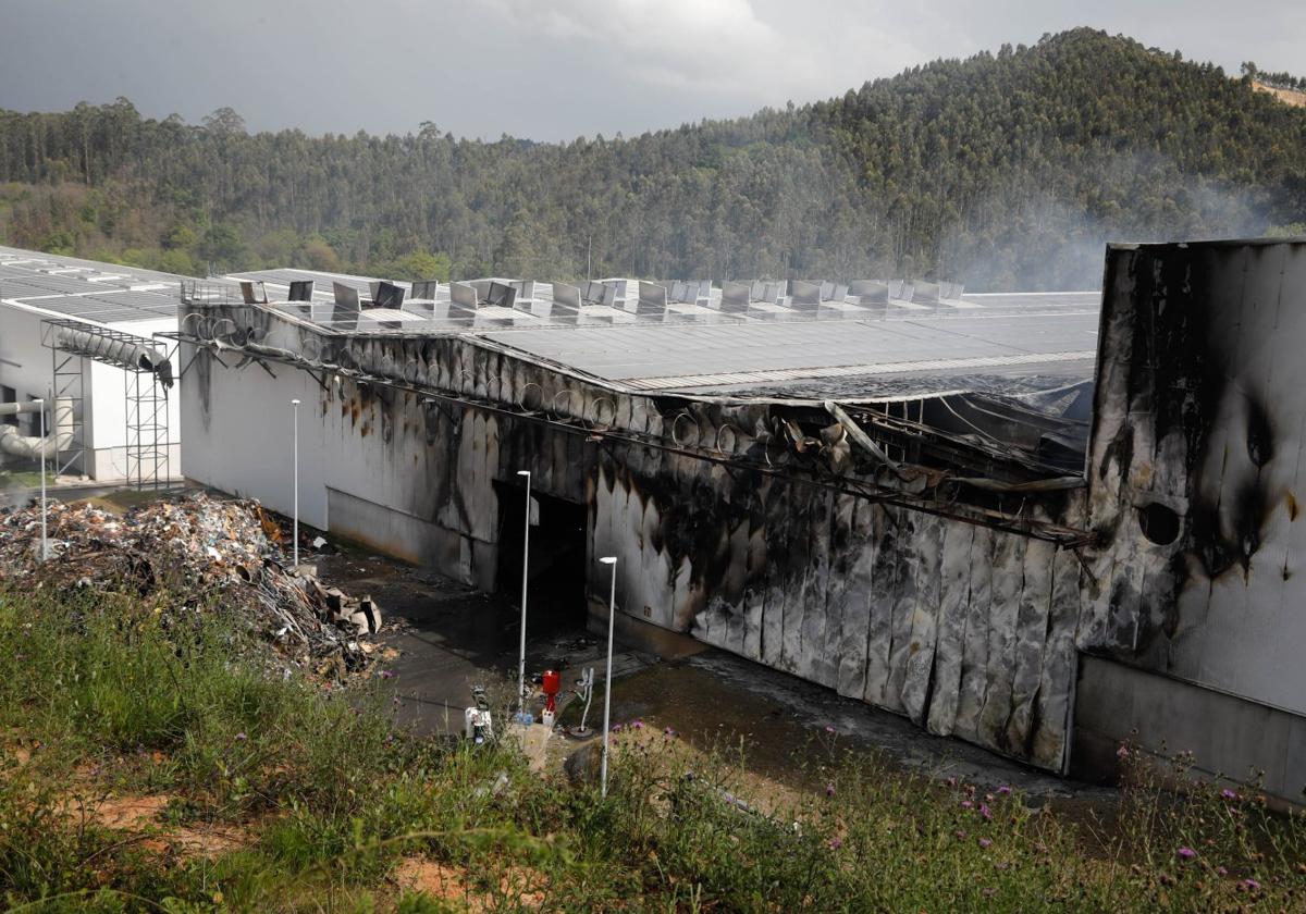 Estado en el que quedó la nave de pretratamiento de la 'plantona' tras el incendio.