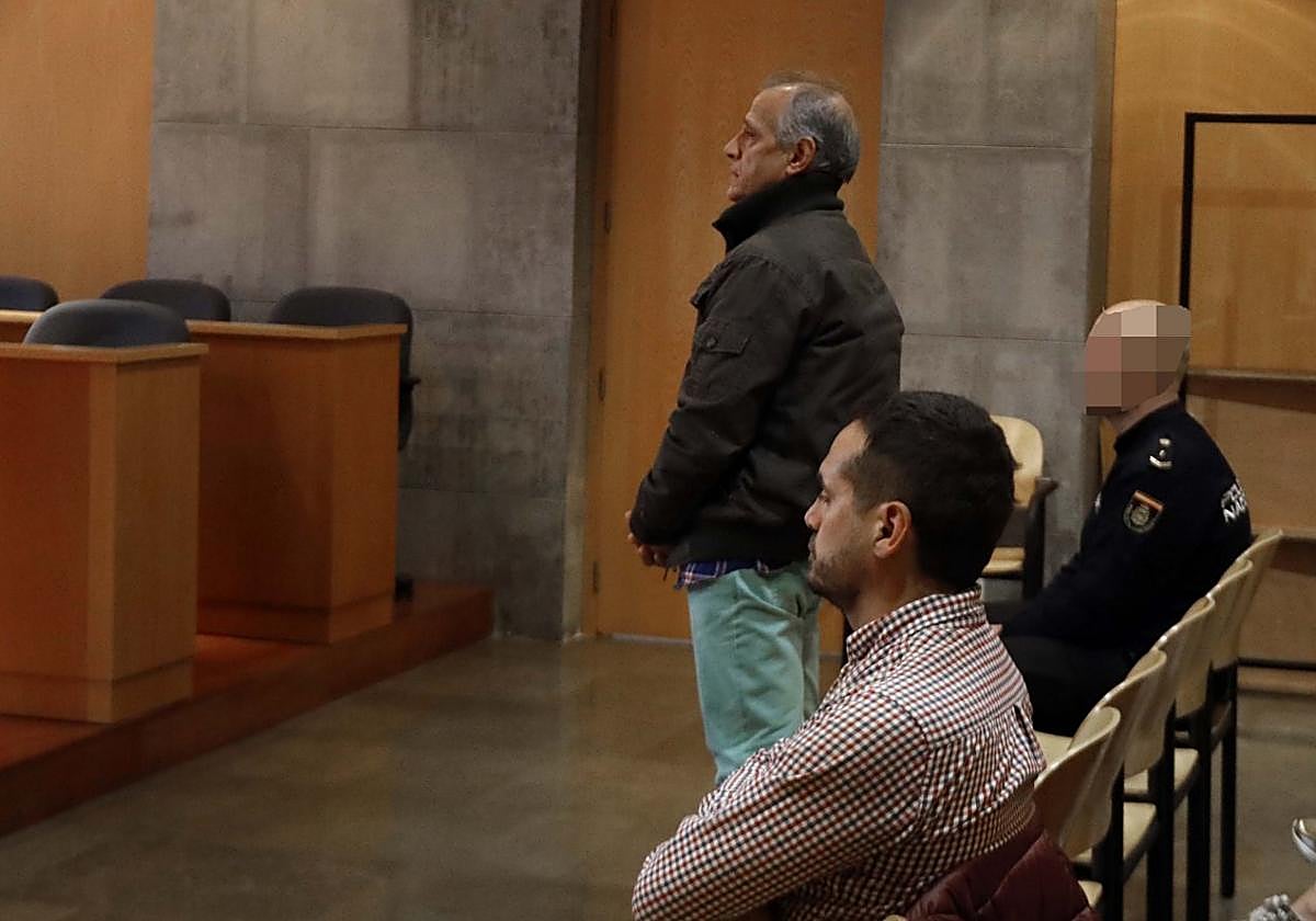 El acusado de intentar matar a la expareja de su hija (sentado), de pie.