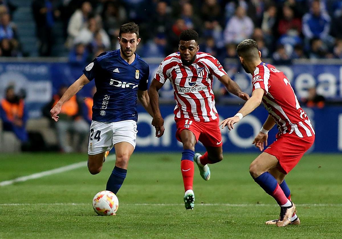 Lucas y Lemar, en el duelo entre el Oviedo y el Atlético en la 2022-23.