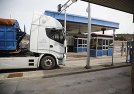 Camión en el peaje del Huerna.