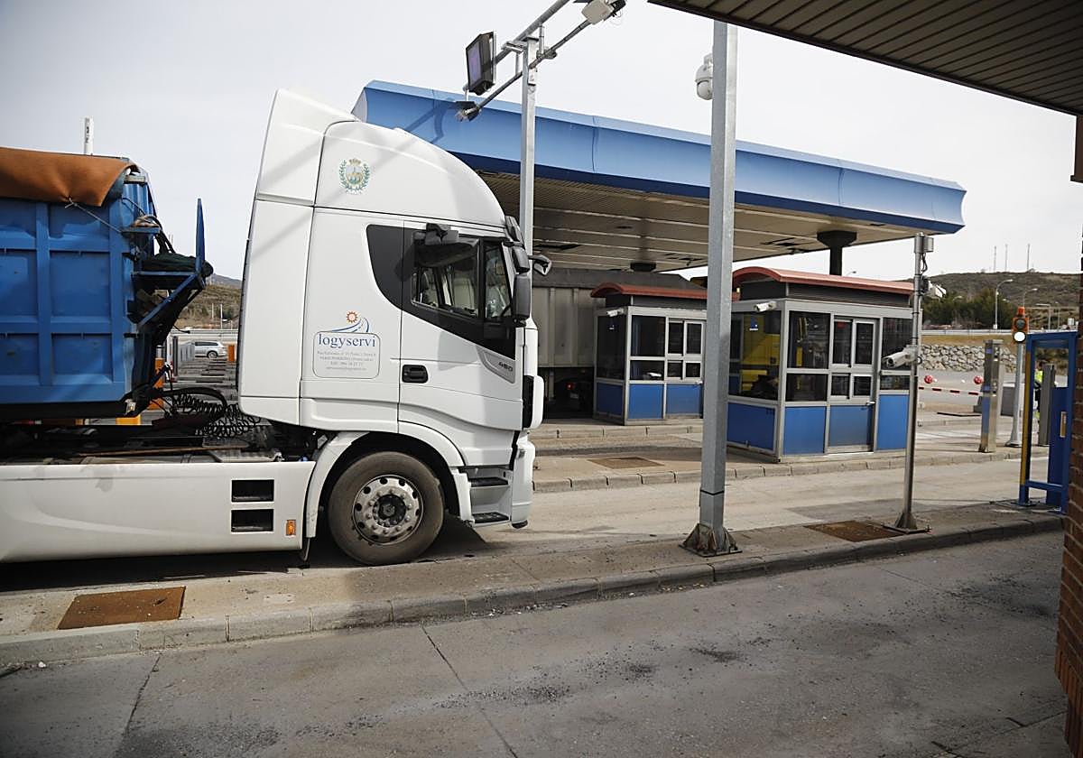 Camión en el peaje del Huerna.