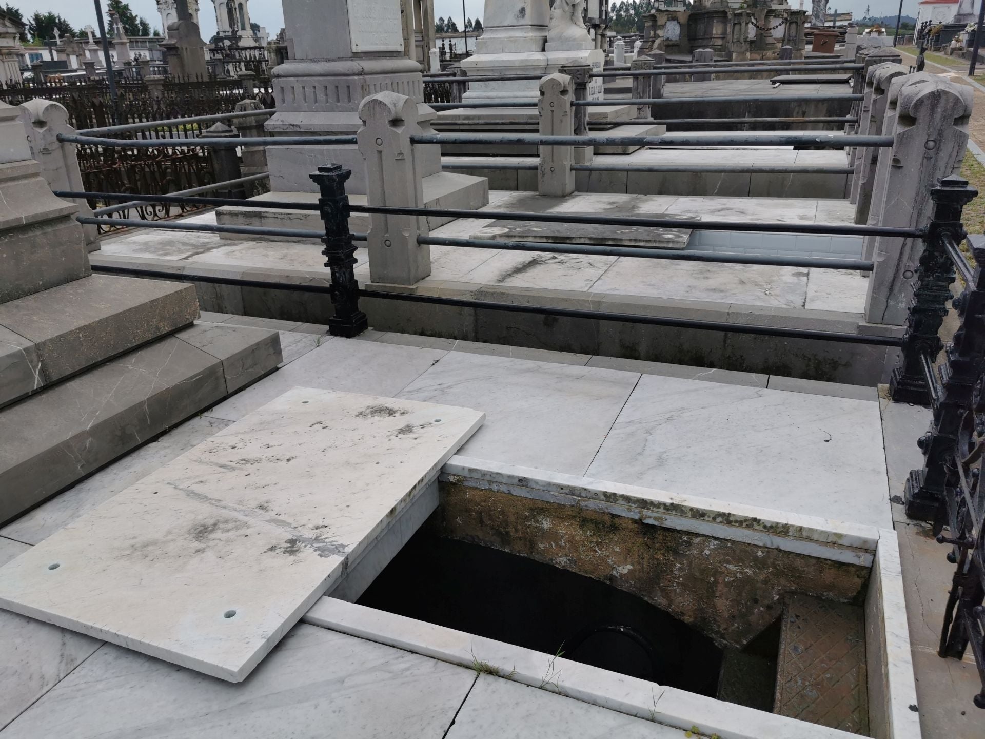 El cementerio de La Carriona en Avilés, desvalijado en víspera de los Santos