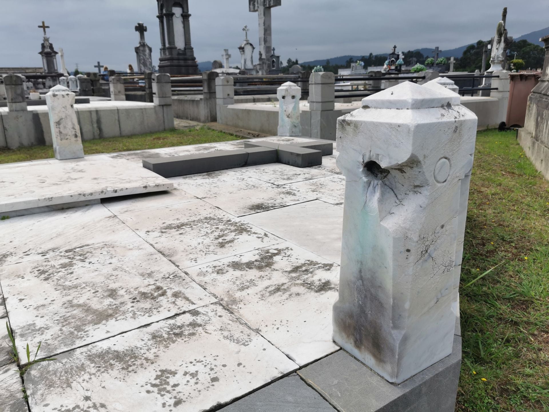 El cementerio de La Carriona en Avilés, desvalijado en víspera de los Santos