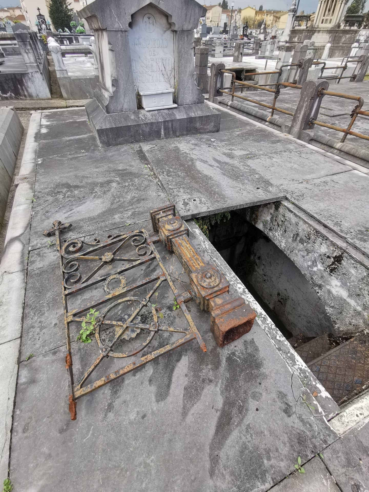 El cementerio de La Carriona en Avilés, desvalijado en víspera de los Santos