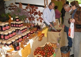 Un expositor en una de las pasadas ediciones de la Feria de la Miel de Boal.