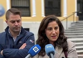 Borja Fernández, del sindicato URA, y Ana Vallina, abogada de la defensa, atienden a los medios de comunicación.