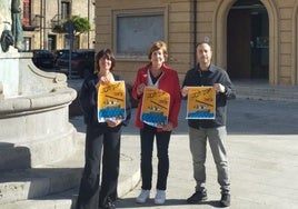 La concejala de Cultura, Reyes Ugalde, junto a dos representantes de la Asociación Mediu Güeyu, Alberto Gutiérrez y Zulema Cadenas, en la presentación junto al Teatro Riera.