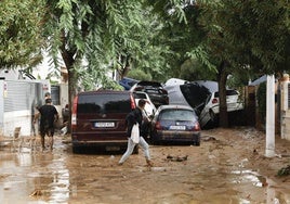 Estado en el que se encuentran varios vehículos por las intensas lluvias de la fuerte DANA este miércoles en Picaña (Valencia).