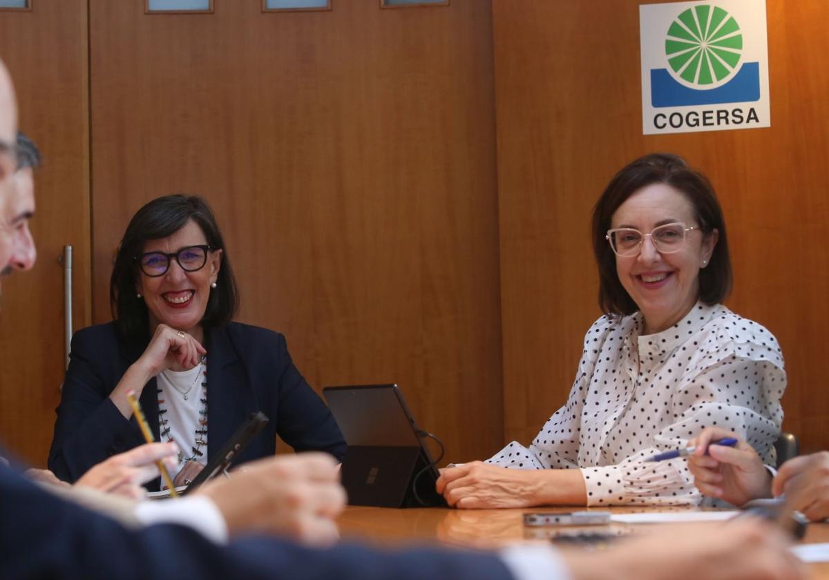 La consejera Nieves Roqueñí y la gerente de Cogersa, Paz Orviz, el pasado consejo de administración extraordinario.