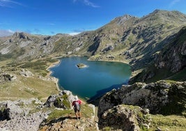 Esta circular por el Parque Natural de Somiedo visita los lagos de Saliencia y el lago del Valle dibujando un circuito alternativo que alarga el PRAS15 y se engola en una cumbre sobre el Valle de Calabazosa a mas de 2000 metros