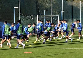 Los jugadores del Real Oviedo, en un entrenamiento en El Requexón.