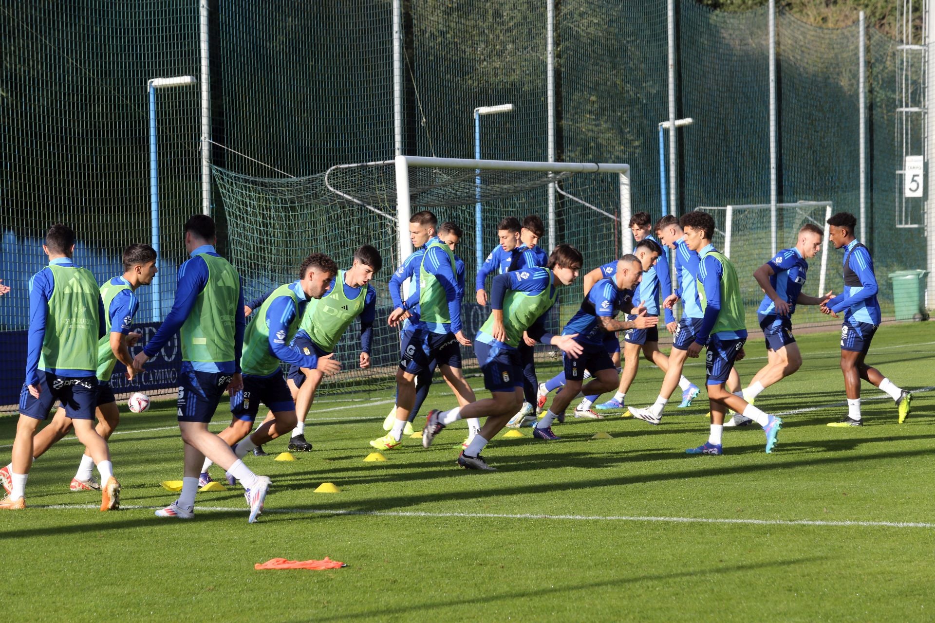 Los jugadores del Real Oviedo, en un entrenamiento en El Requexón.