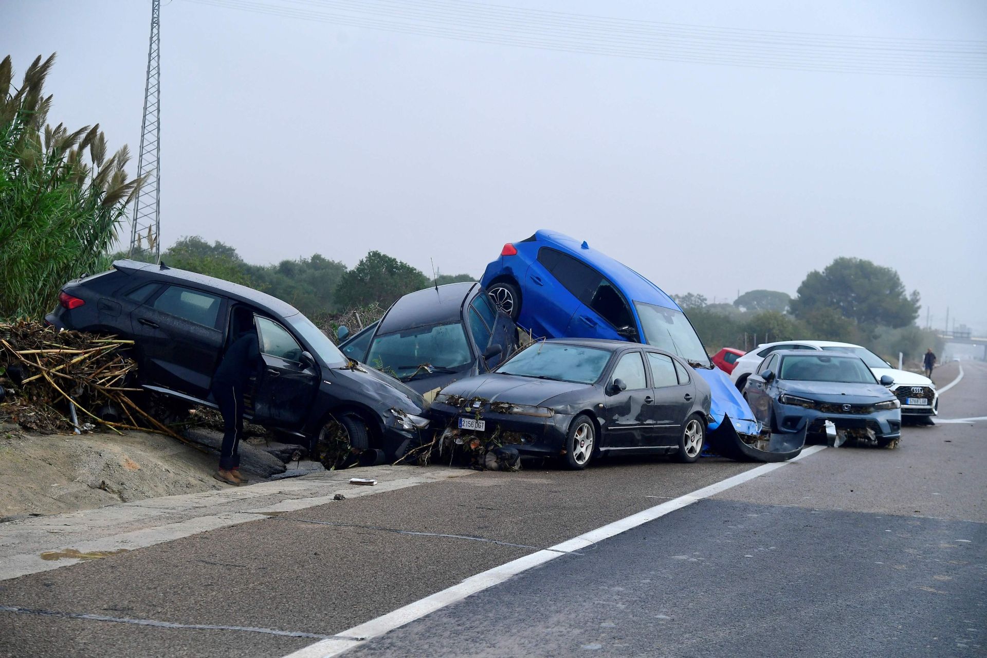 Coches apilados en la carretera a causa de la DANA.