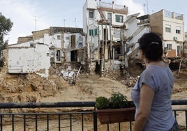 Una mujer observa varias casas dañadas en Chiva tras la DANA que ha causado más de un centenar de muertos