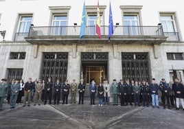 La delegada del Gobierno en Asturias, Adriana Lastra (en el centro) y el alcalde de Oviedo, Alfredo Canteli (a su izquierda), entre otras autoridades, durante el minuto de silencio por las víctimas de las inundaciones por la dana, ante la sede de la Delegación del Gobierno en Asturias.