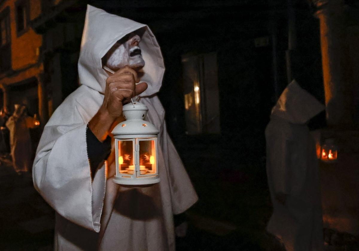 Una procesión de La Güestia durante un Samaín en Asturias.