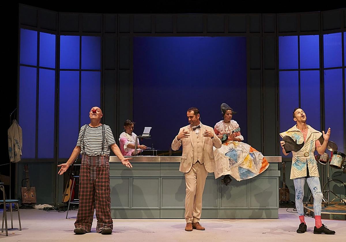 Joan Arqué, en el centro de la imagen,en un momento de la función.