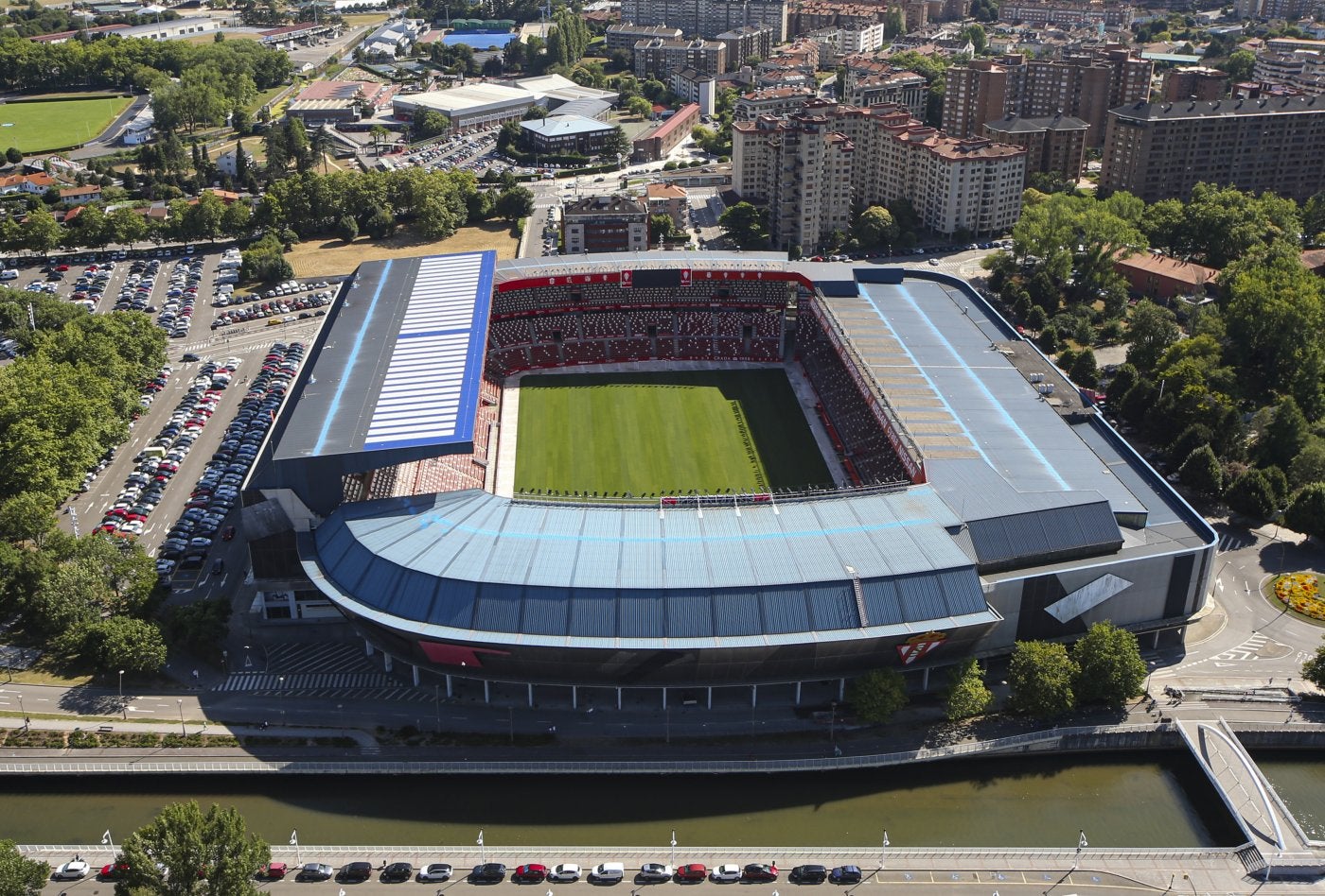 Toma aérea del estadio El Molinón, con la grada Norte en primer término.