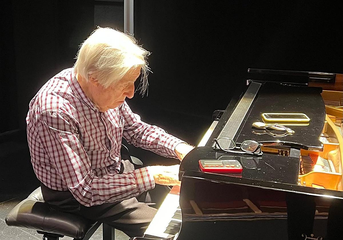 El maestro Achúcarro, ayer en Navia, estudiando para el concierto.