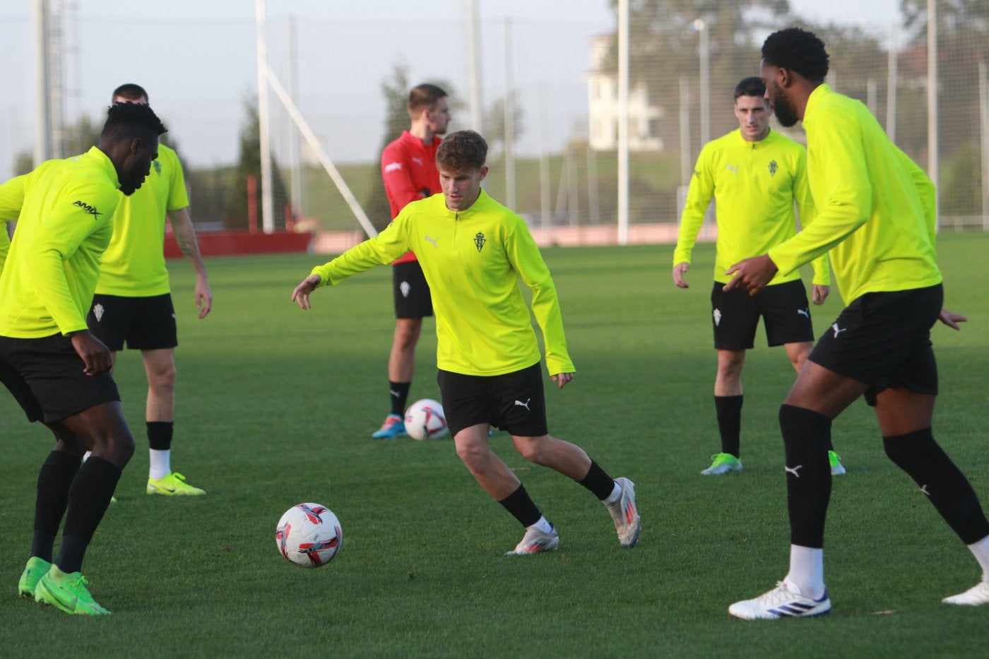 Álex Oyón participa en un rondo durante el entrenamiento con Caicedo y Kembo en primer plano.