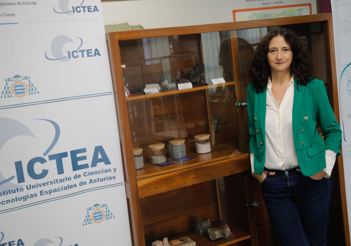 Imagen principal - Noemí Pinilla, junto a varios frascos con regolito lunar y marciano creados artificialmente en el ICTEA.
