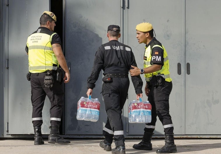 Efectivos de la UME portan botellas de agua a la morgue improvisada en la Feria de Valencia.