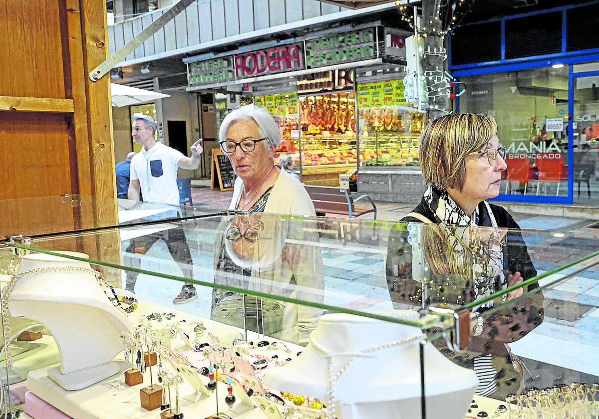 El Mercado del Azabache permanecerá en Gil de Jaz, en Oviedo, hasta el domingo.