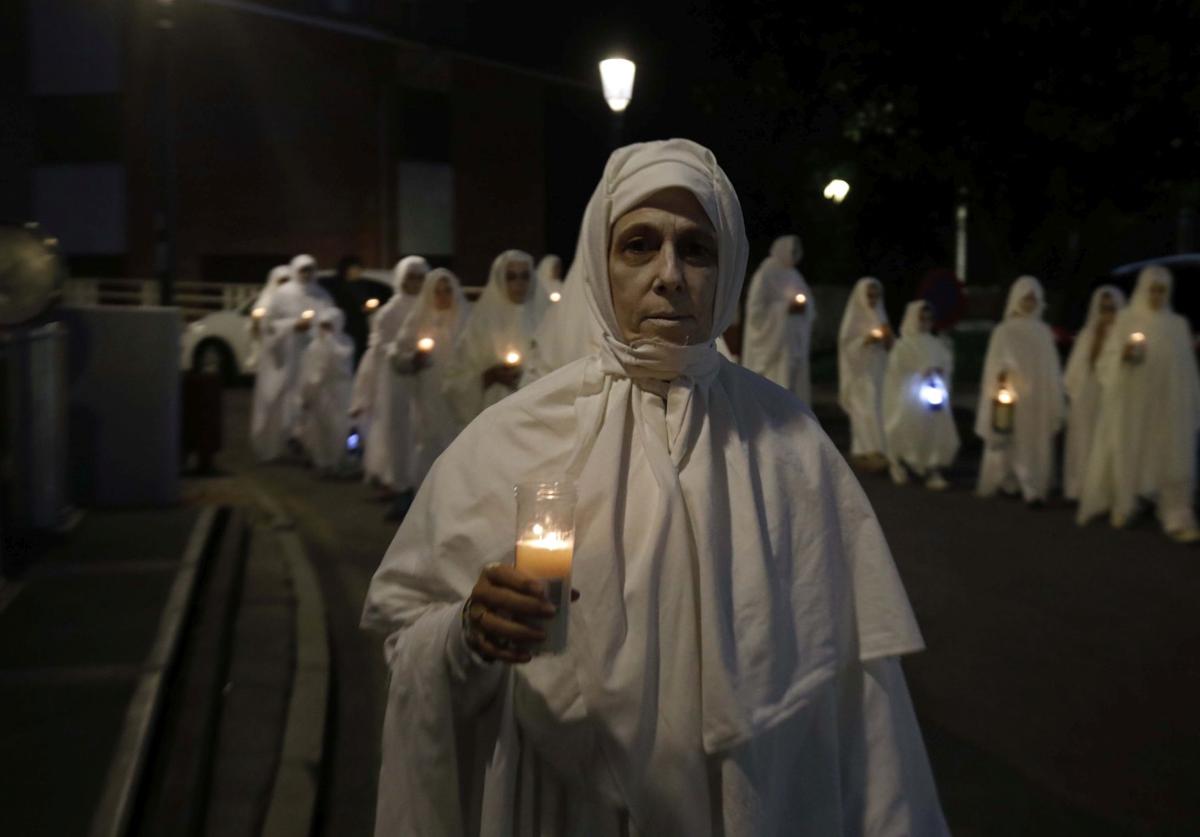 Los integrantes de La Güestia, en el parque junto al Teatro Prendes, en Candás.