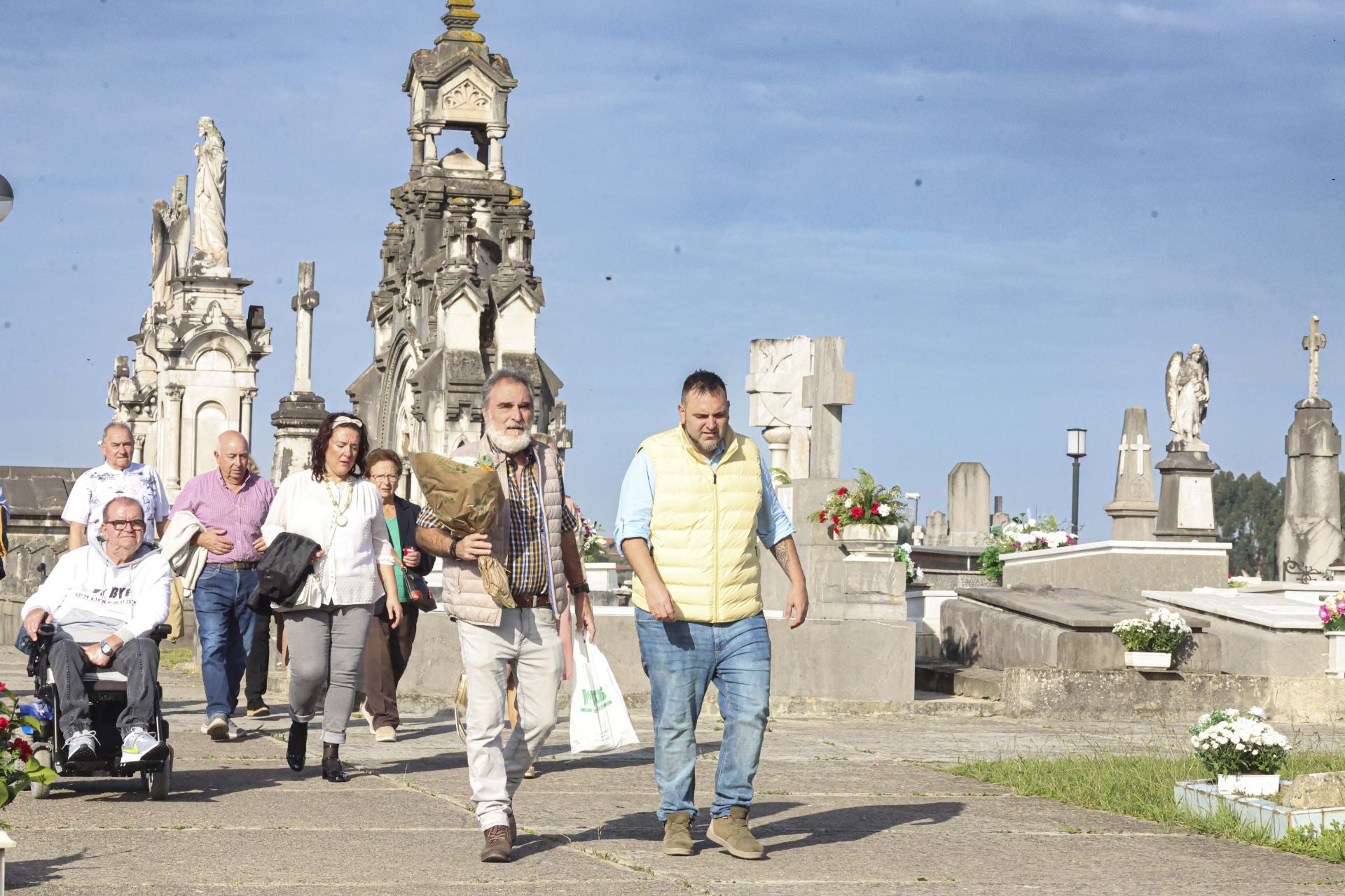 En fotos: Así ha sido la jornada de recuerdo en los cementerios asturianos