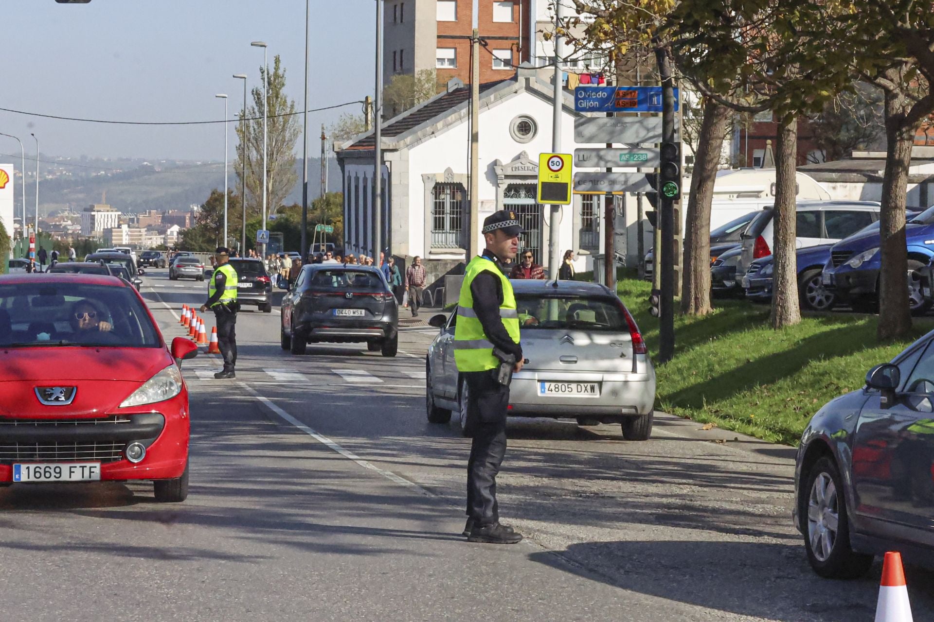 En fotos: Así ha sido la jornada de recuerdo en los cementerios asturianos