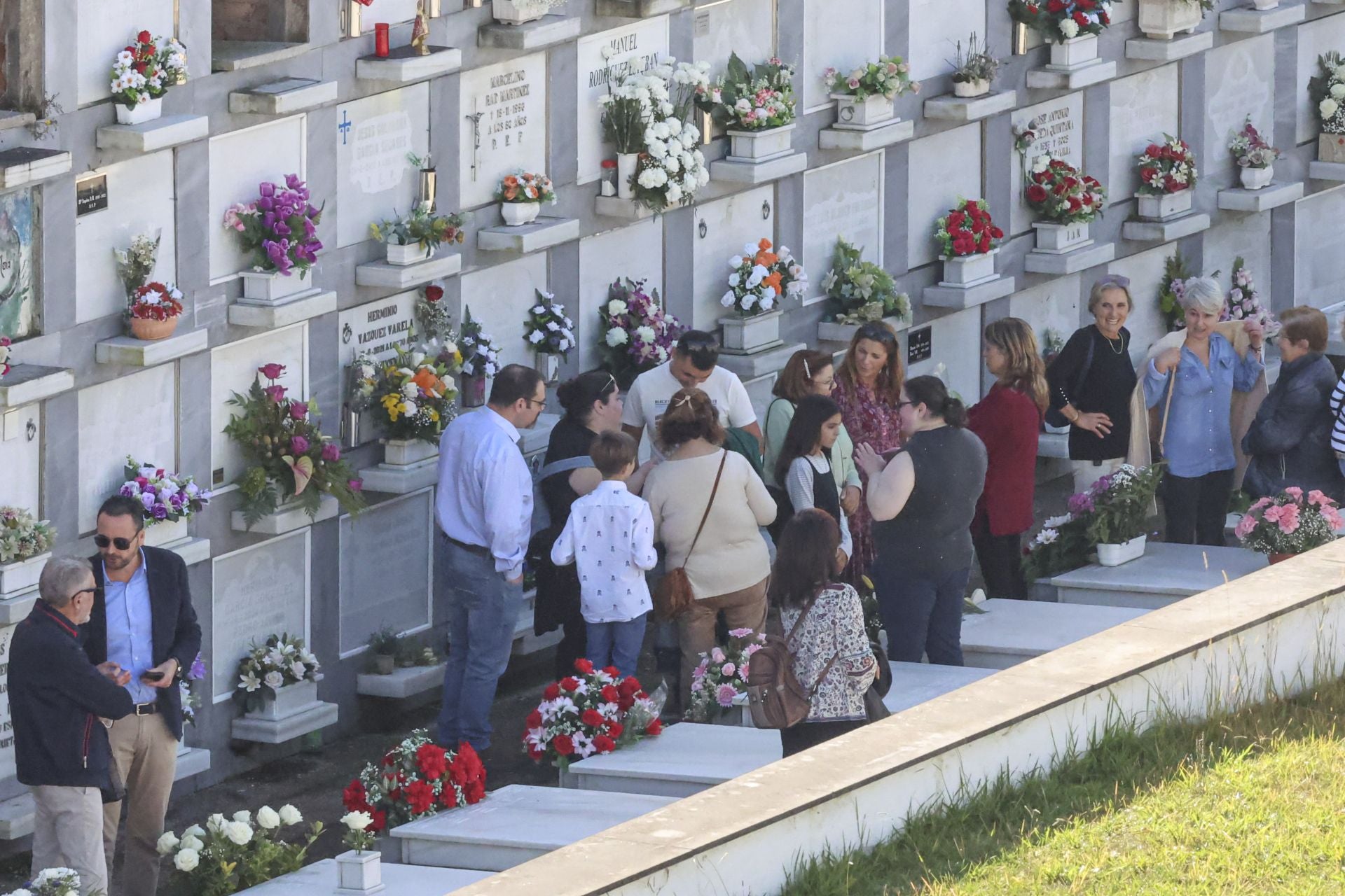 En fotos: Así ha sido la jornada de recuerdo en los cementerios asturianos