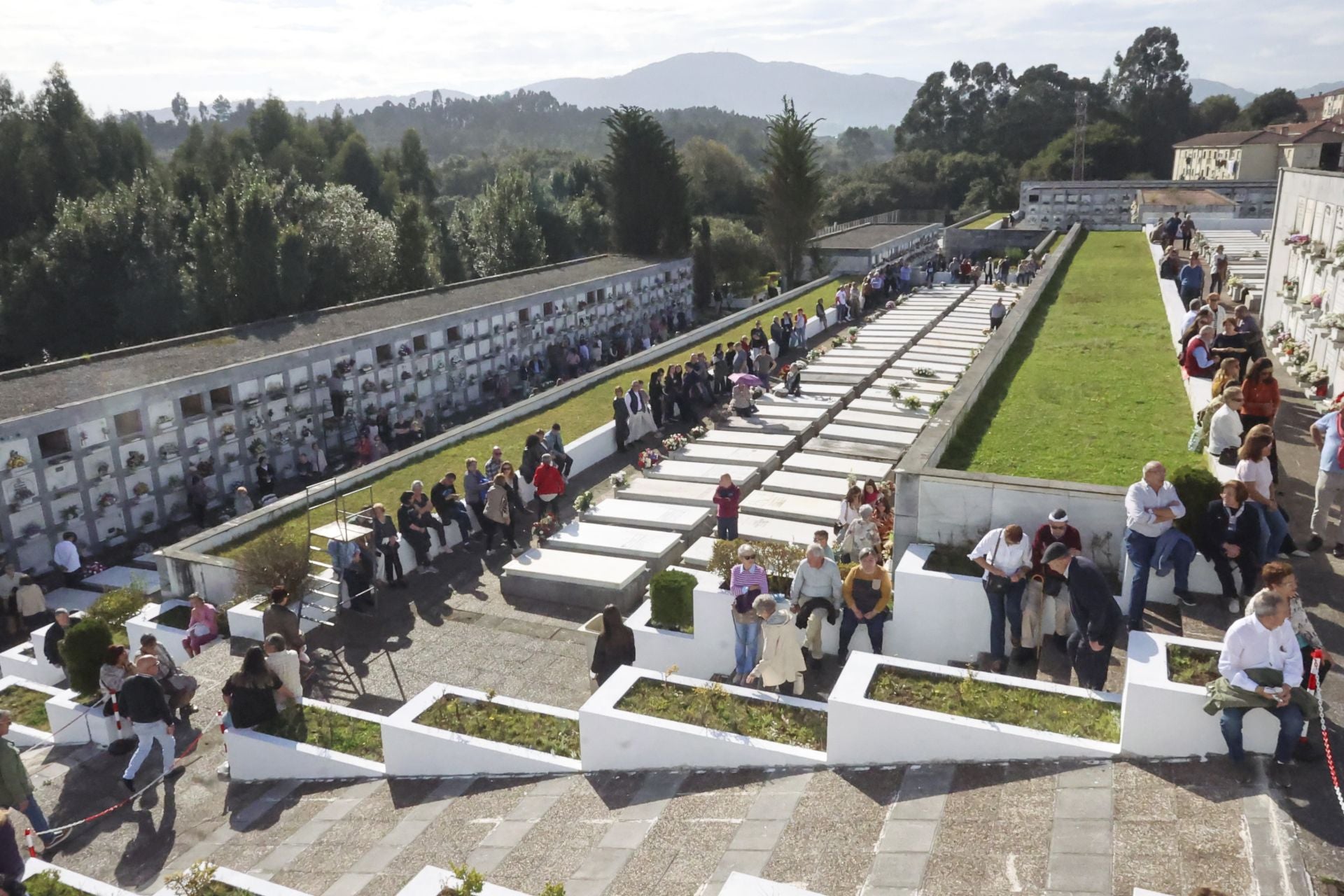 En fotos: Así ha sido la jornada de recuerdo en los cementerios asturianos