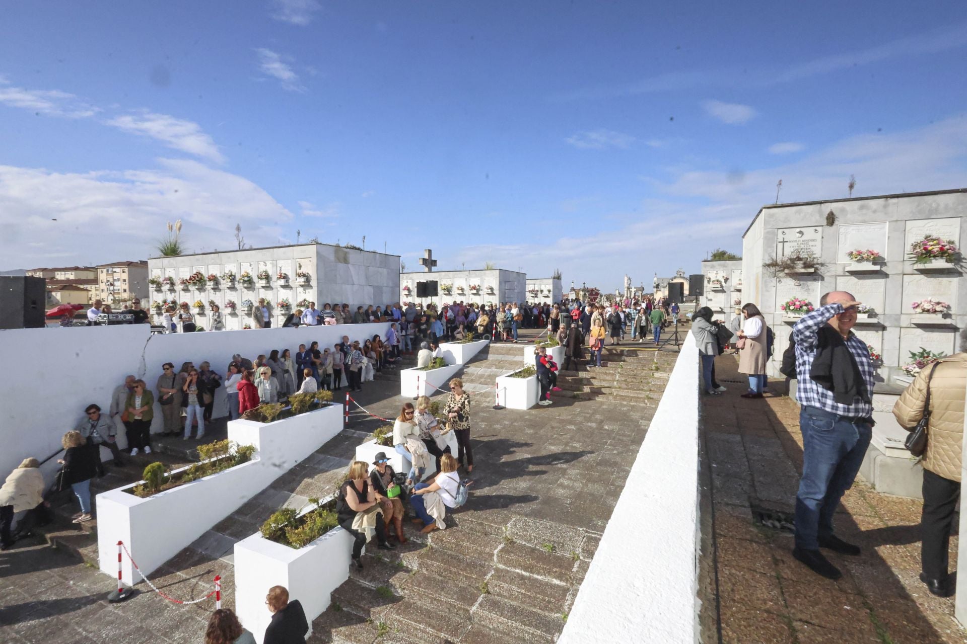 En fotos: Así ha sido la jornada de recuerdo en los cementerios asturianos