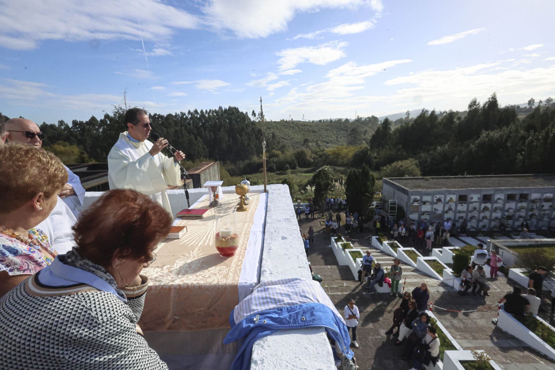 En fotos: Así ha sido la jornada de recuerdo en los cementerios asturianos