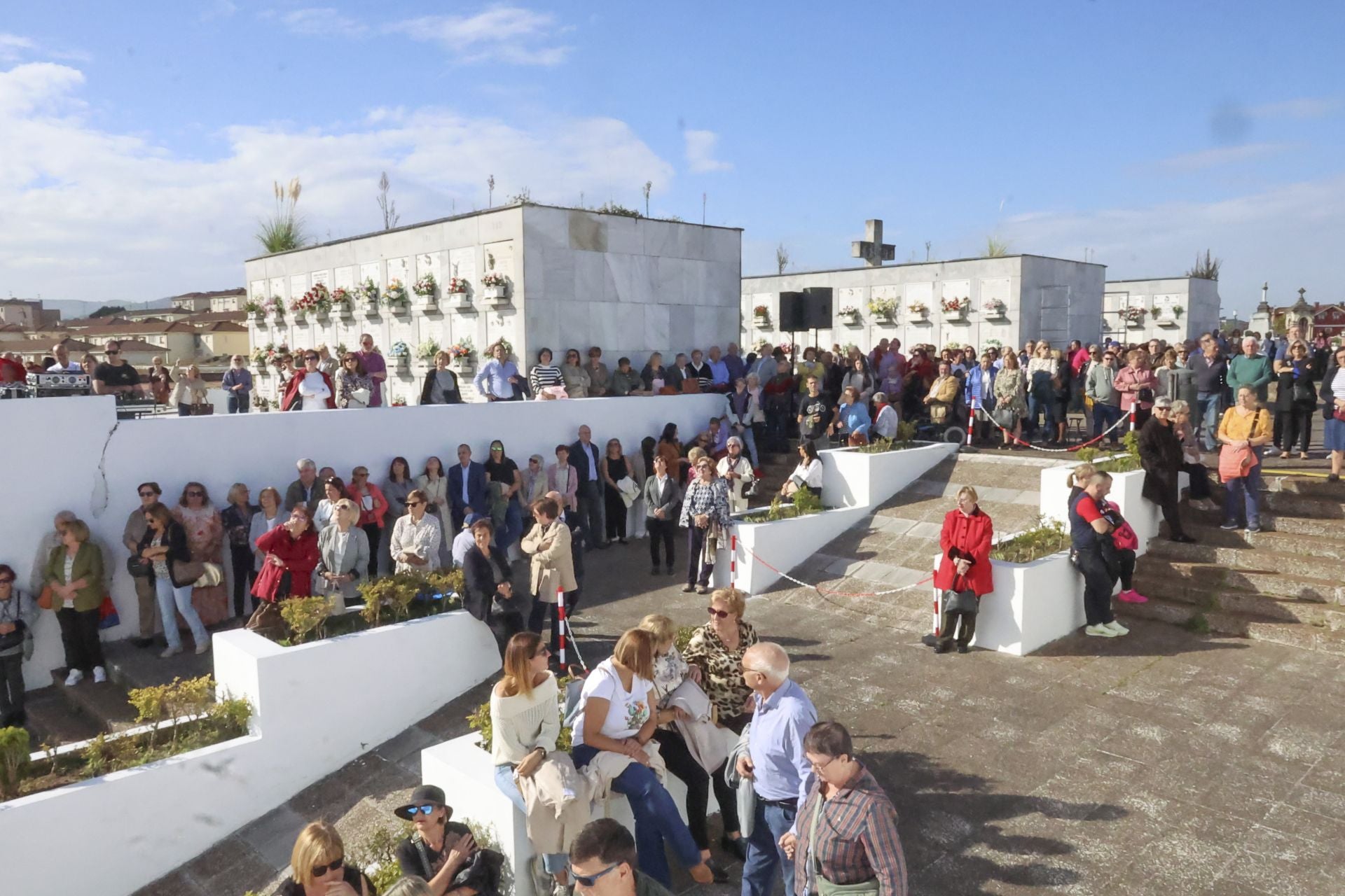 En fotos: Así ha sido la jornada de recuerdo en los cementerios asturianos