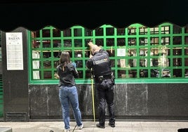 La Policía Científica toma muestras en el lugar donde se produjo el suceso.