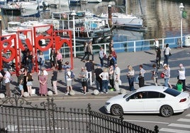 Largas colas de turistas en Gijón por la llegada de un enorme crucero