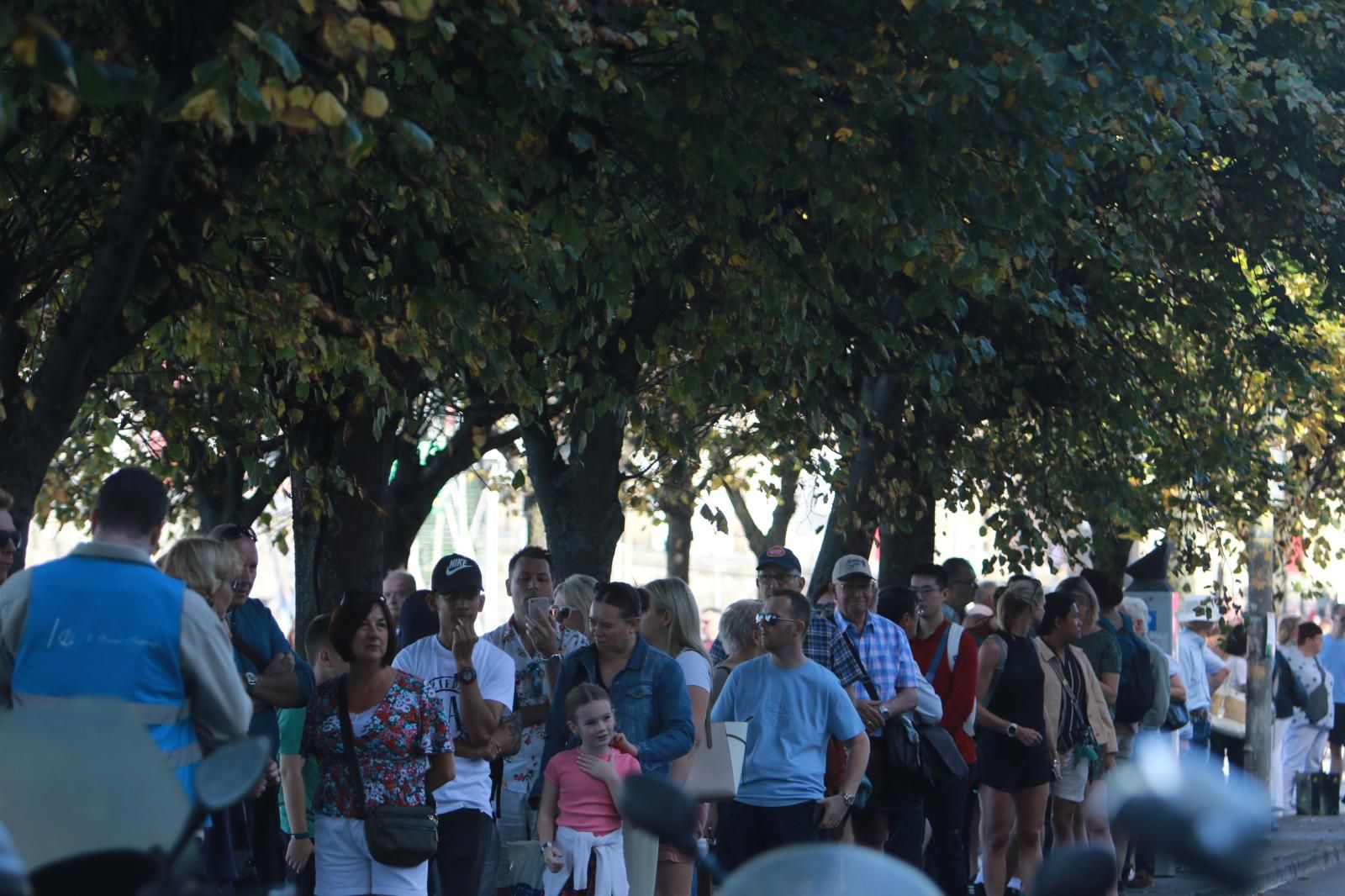 Largas colas de turistas en Gijón por la llegada de un enorme crucero