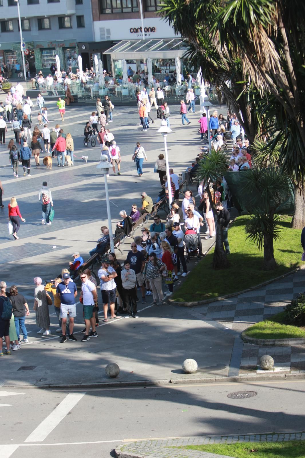 Largas colas de turistas en Gijón por la llegada de un enorme crucero