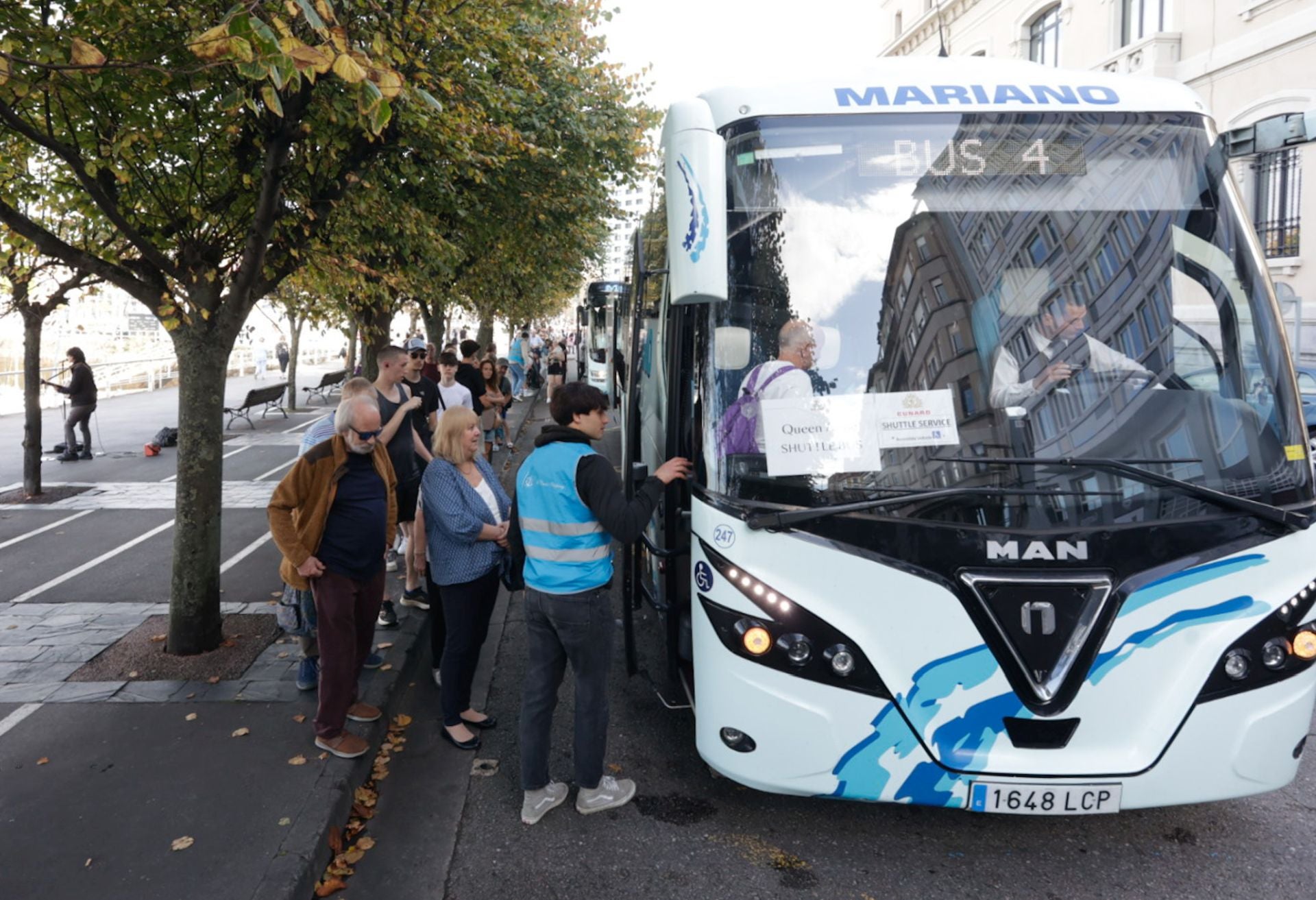 Largas colas de turistas en Gijón por la llegada de un enorme crucero