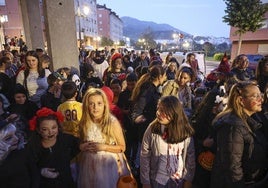 El animado pasacalles por Las Campas, que contó con gran participación.