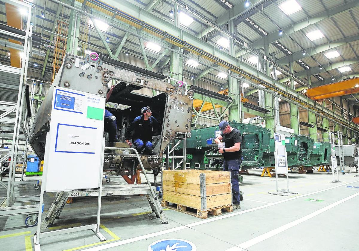 Operarios de Santa Bárbara Sistemas trabajan en la barcaza de un blindado 8x8 Dragón en la fábrica de armas de Trubia.