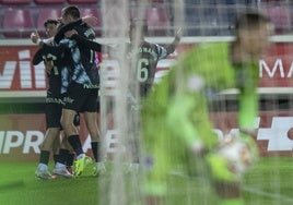 Los jugadores del Sporting celebran el gol de Oyón en Los Pajaritos.