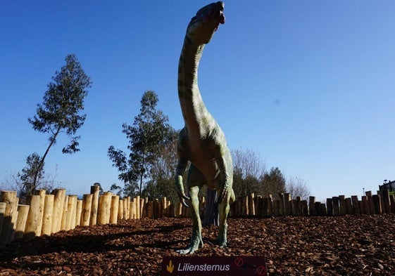 Uno de los dinosaurios que puede verse en el exterior del Museo del Jurásico de Asturias (MUJA).