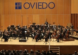 Oviedo Filarmonía dirigida por Vincenzo Milletari acompañó al pianista Joeden Izik-Dzurko.