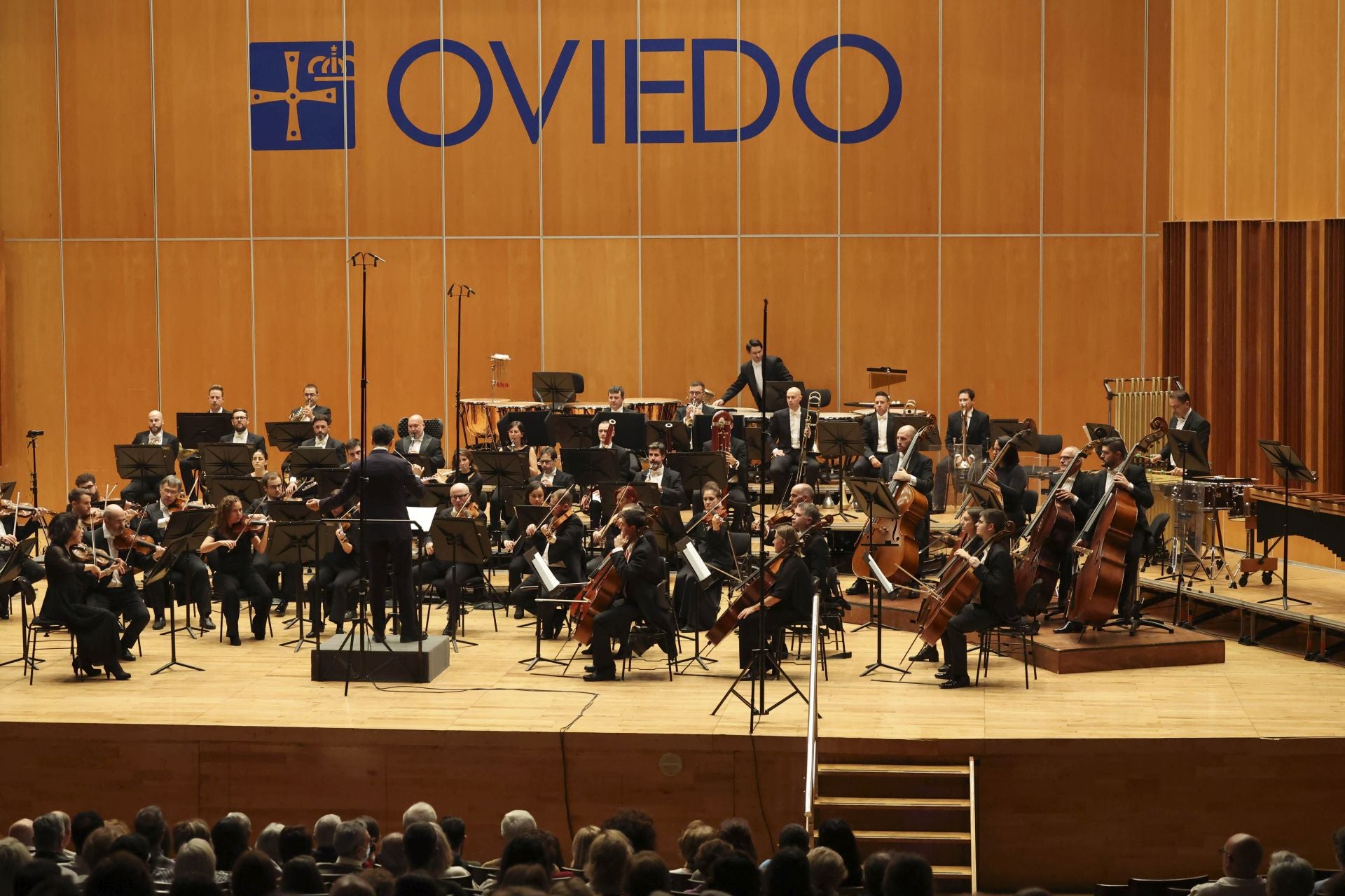 Oviedo Filarmonía dirigida por Vincenzo Milletari acompañó al pianista Joeden Izik-Dzurko.